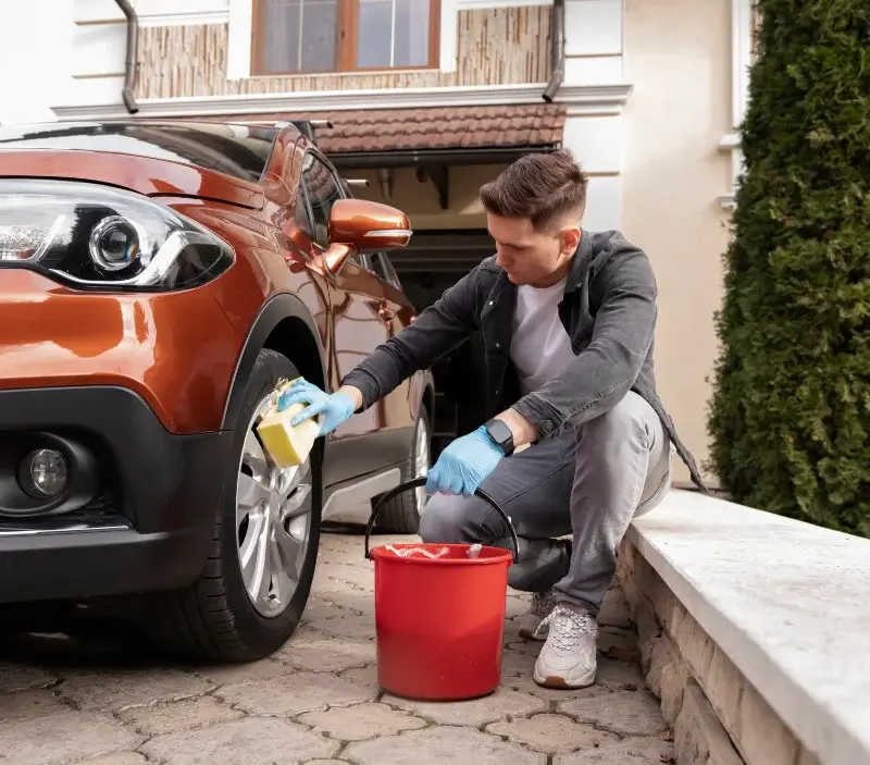 Lavage auto à domicile Saint-Brieuc-de-Mauron : professionnel intervenant sur un véhicule